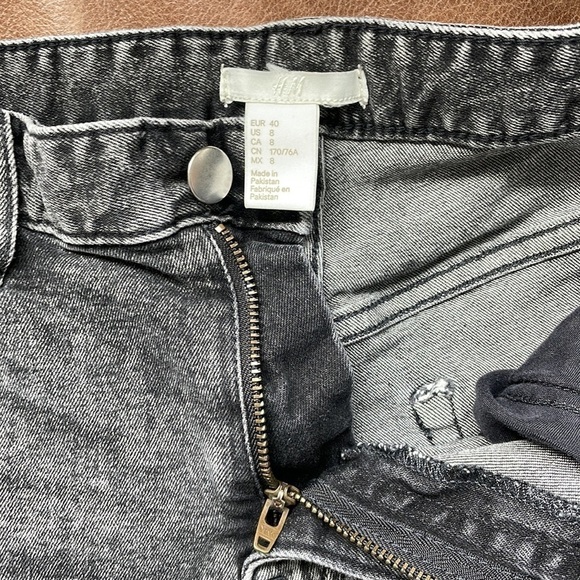 Sz8 H&M black distressed denim shorts in EUC - Picture 3 of 4